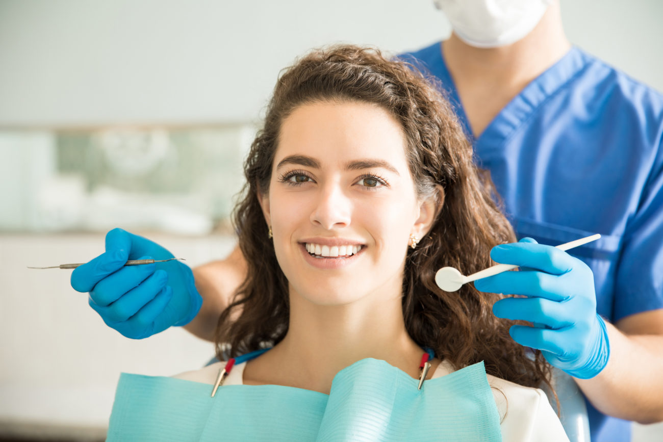 مشاوره رایگان ایمپلنت و ترمیم دندانها در دندانپزشکی نارمک